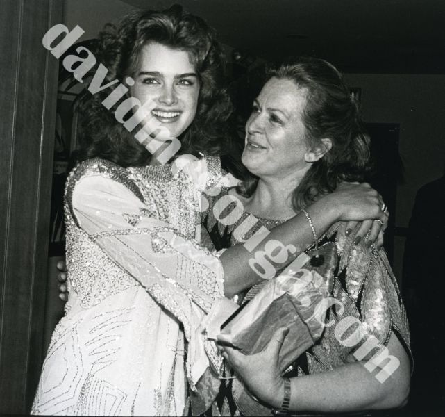 Brooke Shields with mom Teri  1982, NY .7.jpg